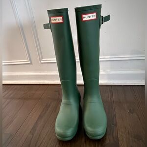 NWOT size 8 Hunter Green Waterproof Rain Boots